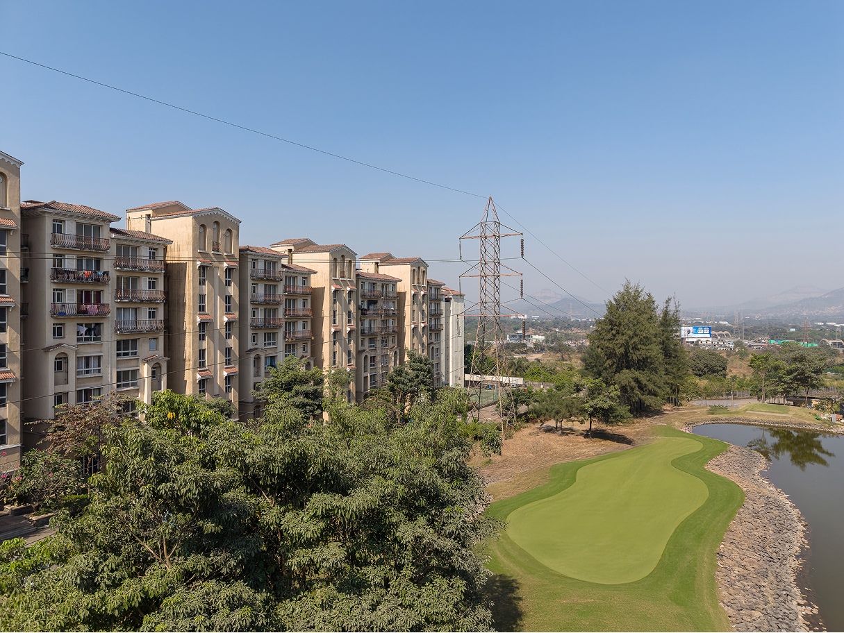 Residential towers at Golf City, Savroli